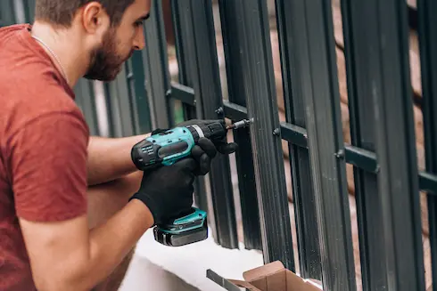 Instalación de vallado con postes o muros